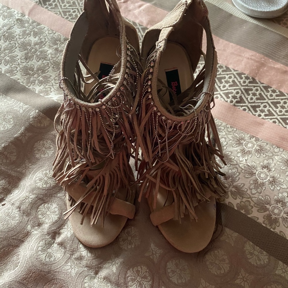 Fringe heel